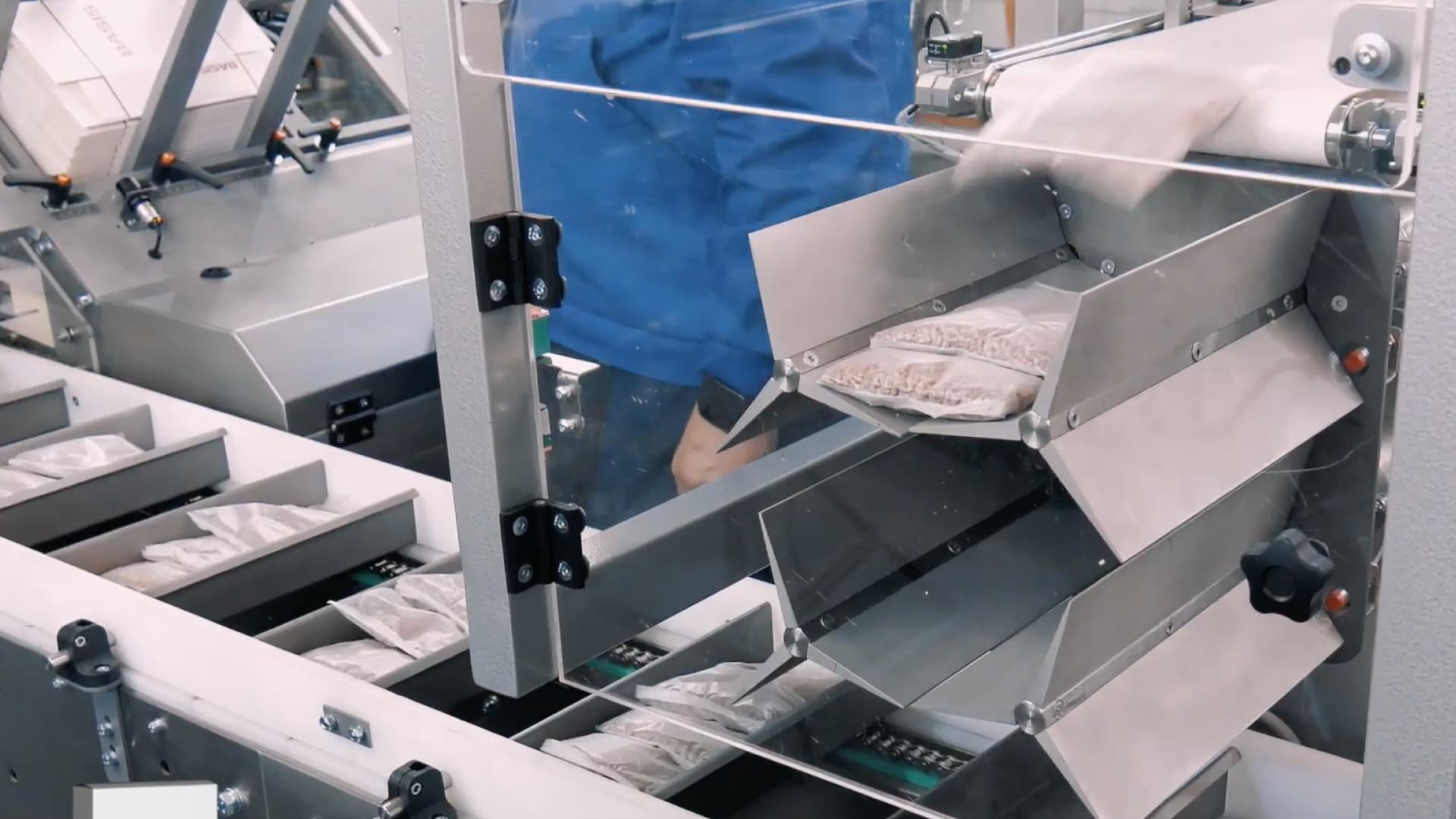 Automatic packing line for filling cooking sachets into a cardboard box